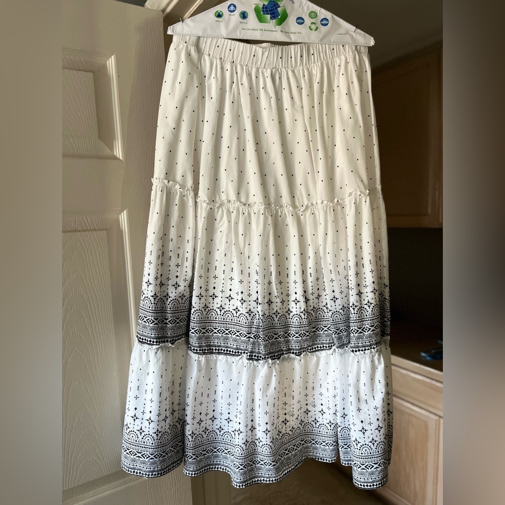 Skirt w/ white liner. Worn a couple times.